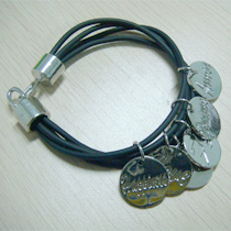 Pulseira com 6 Pendentes